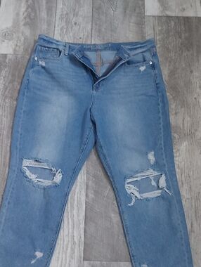 OFFERS WELCOME!  American Eagle Light Blue Ripped Skinny Mom Jeans